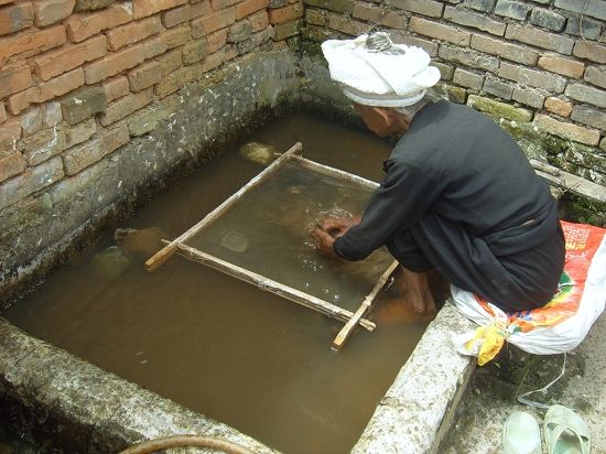 傣族皮纸的浇纸(云南勐海曼召村) 傣族皮纸的浇纸(云南勐海曼召村)