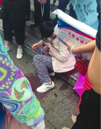 孕妇当街生子路人撑伞围成爱心产房-雨水冰冷温情不冷4 孕妇当街生子路人撑伞围成爱心产房-雨水冰冷温情不冷4