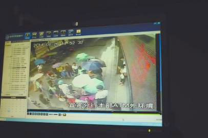 孕妇当街生子路人撑伞围成爱心产房-雨水冰冷温情不冷2 孕妇当街生子路人撑伞围成爱心产房-雨水冰冷温情不冷2