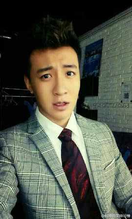 人民网北京8月27日电 （吴亚雄）继曝光了“刘星”“小雨”合影后，《家有儿女》中“刘星”死党“键盘”的近照被挖出。网友看过后纷纷表示“帅到逆袭”。