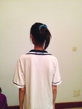 　　像衣架一样的肩膀。