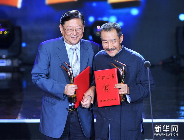 　8月31日，香港导演吴思远（左）、演员李雪健获华语电影艺术成就奖。新华社记者 许畅 摄