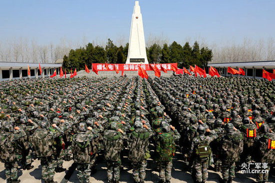 我军士兵全副武装前往烈士陵园 我军士兵全副武装前往烈士陵园