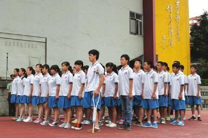 罗港和同学们一起站军姿 罗港和同学们一起站军姿