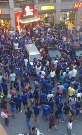 　申花与上港球迷赛前火拼。