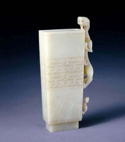 清青玉蟠螭纹单螭耳扁方瓶 清青玉蟠螭纹单螭耳扁方瓶