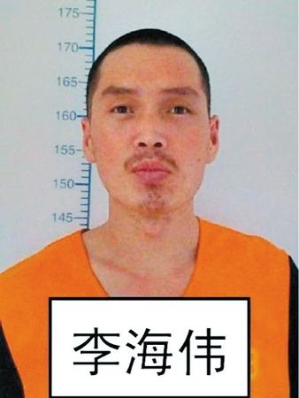 　逃跑时上穿浅蓝色短袖警衬（无警衔和其他标志），下穿深色长裤，浅色鞋。