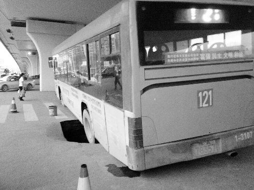 西三环上再次塌陷,一辆公交车被“坑” 西三环上再次塌陷,一辆公交车被“坑”