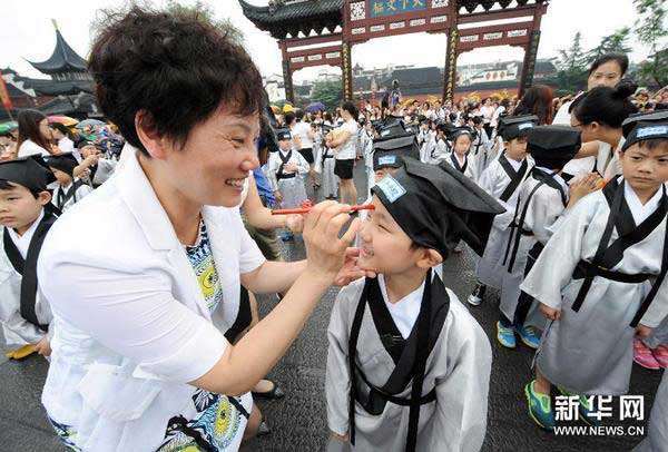 8月31日，老师为新生点朱砂开智。