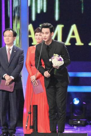 金秀贤发表获奖感言 后面的姐姐也是醉了 摄 葛静怡