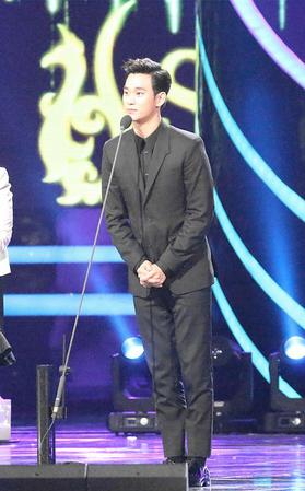 金秀贤发表获奖感言 摄 葛静怡