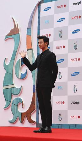 金秀贤亮相红毯 接受媒体拍照的金秀贤 摄 丁鑫