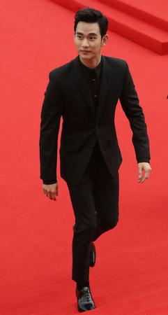 金秀贤亮相红毯 意气风发玉树临风 摄 丁鑫