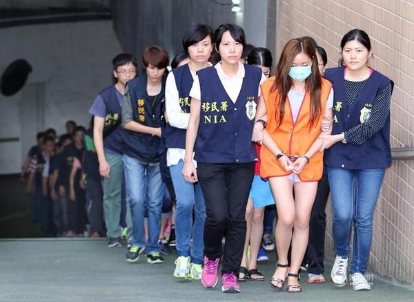 2014年9月3日，台湾“移民署”拂晓出击，破获双北地区最大卖淫集团，逮捕二十多人。大陆某艺术学院20岁学生花名“彩蝶”(前中)，以医美健检名义来台，第二次来台还没拿到钱就被查获。