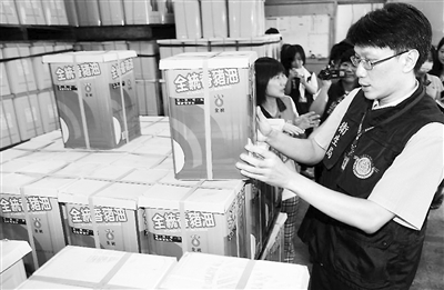 台湾食品卫生监管部门搜查问题油。新华社发