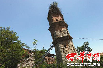 　2013年5月20日，悟空禅师塔塔身已经出现裂缝，发生倾斜，一个铁架子支撑着不至于倒塌