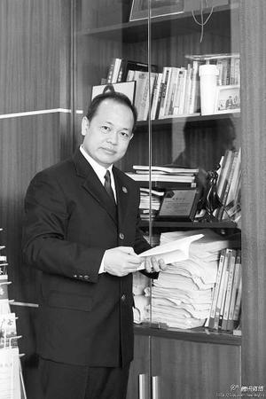 何文凯没想到，一句出于辟谣的调侃，会让他置于亮堂堂的聚光灯下。