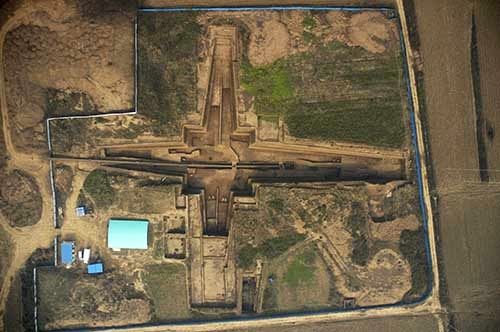 俯瞰西安财院秦墓(陕西省考古研究院 图) 俯瞰西安财院秦墓(陕西省考古研究院 图)