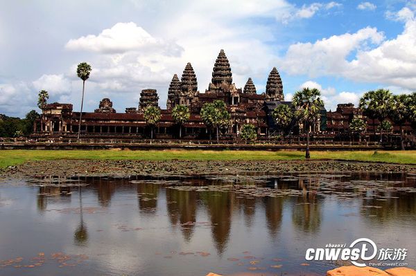 世界奇迹小吴哥庙的壮美风景。蓝天白云之下，五座神塔与五个倒影，这是吴哥旅游的代表性景观。