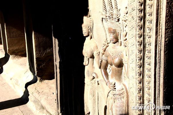 精美的仙女浮雕，立体感非常强，丰满的胸部被游客摸得发亮。