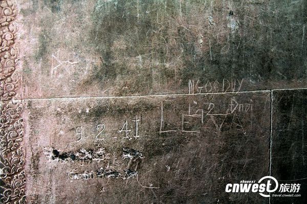 小吴哥庙中，可以看到许多被游客乱刻乱画的痕迹，“到此一游”堪称世界性的顽疾。