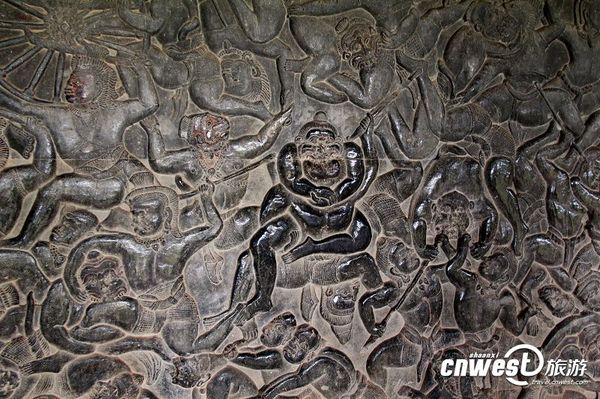 小吴哥庙走廊墙壁上精美的浮雕，展现的是?；ど裼牒镒油醮笳降墓适?。浮雕精细、立体感强，一些部分被游客摸得发亮。