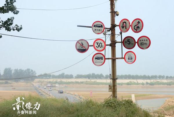 图为浮桥南侧的指示牌。（图文 李瑞平）