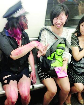 某学校学员化装成“丧尸”出现在地铁，吓坏不少乘客。