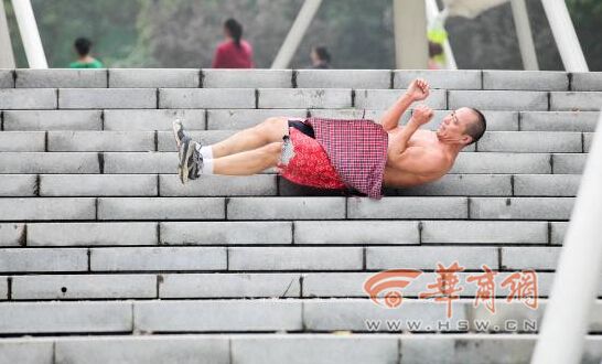 西安奇人学会“人肉风火轮” 20层台阶滚下再滚上 西安奇人学会“人肉风火轮” 20层台阶滚下再滚上