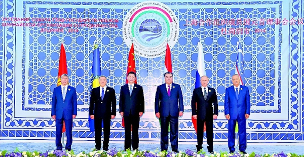 9月12日，上海合作组织成员国元首理事会第十四次会议在塔吉克斯坦首都杜尚别举行。国家主席习近平出席会议并发表重要讲话。这是与会成员国元首集体合影。 新华社记者李涛摄
