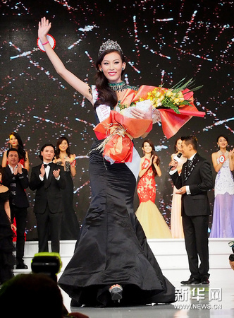 9月13日，许乃蜻胜出后向现场观众挥手致意。新华社记者 陈飞 摄