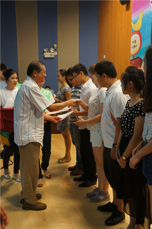 5厦门市关心下一代工作委员会副主任陈佳鹏为获得优秀指导老师的教师们颁发奖状及奖品_副本