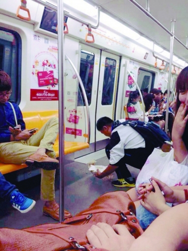 乘客拍下的孙冠儒清理呕吐物时的场景。