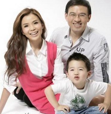 朱迅 与王志走到一起感谢非典晚会的邂逅 朱迅 与王志走到一起感谢非典晚会的邂逅