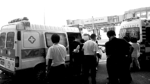 救护车也赶到了现场 救护车也赶到了现场