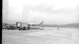 消防车辆在跑道附近待命 消防车辆在跑道附近待命