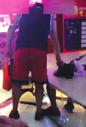 5岁女童商场内写作业遭父亲摁头连续扇耳光(图) 5岁女童商场内写作业遭父亲摁头连续扇耳光(图)