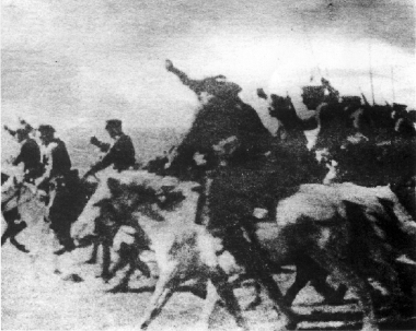 蒙军骑兵在战场挥刀前进 蒙军骑兵在战场挥刀前进