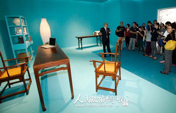 中国嘉德工艺品部总经理乔皓引导嘉宾参观展览_副本 中国嘉德工艺品部总经理乔皓引导嘉宾参观展览_副本