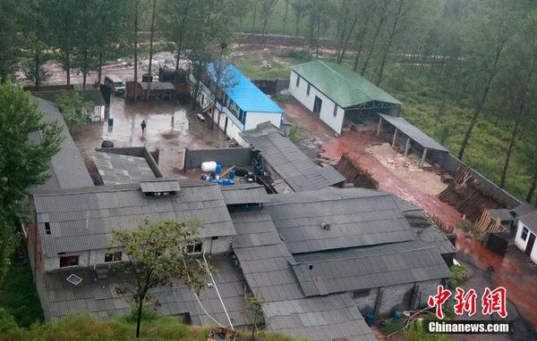 2014年9月15日，河南洛阳汝阳县马兰河因为污染变成一条“红河”，“红水”顺着山坡一直流到山下，而“红水”的源头正是附近一山顶的染料厂残留处理池。图为勒令停产关闭的涂料厂。
