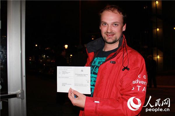 01为投票站工作人员向人民网记者展示选票  摄影:白天行 01为投票站工作人员向人民网记者展示选票  摄影:白天行