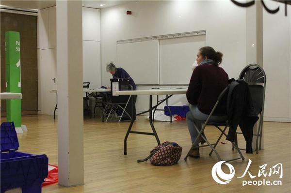 10爱丁堡一处投票站内的场景  摄影：白天行