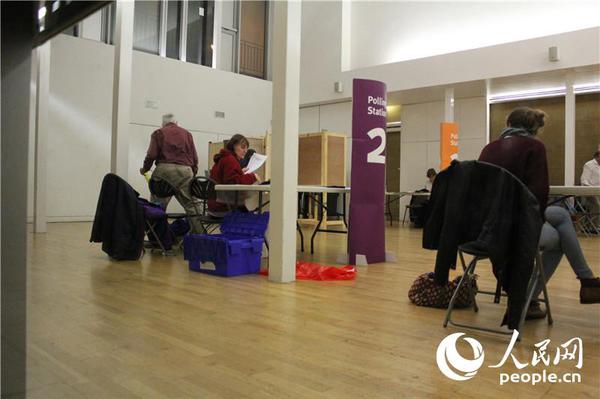 13爱丁堡一处投票站内的场景  摄影：白天行