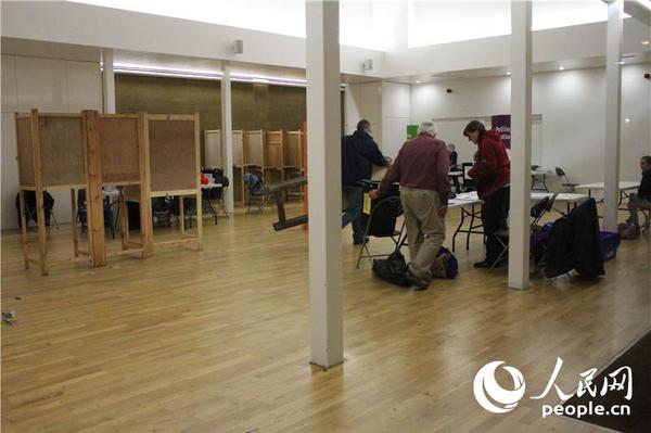 14爱丁堡一处投票站内的场景  摄影：白天行