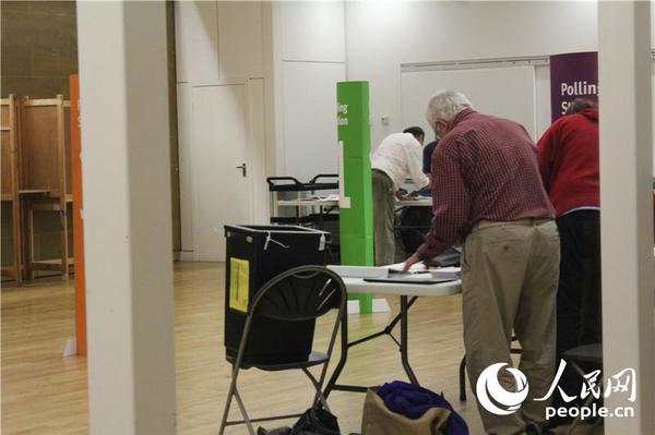 17投票结束后工作人员在封装选票 摄影：白天行