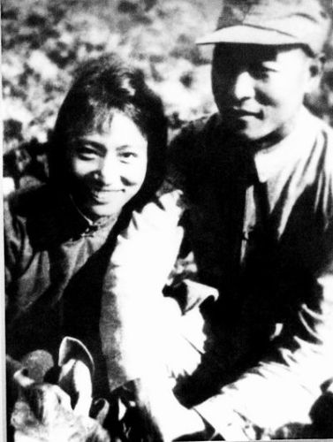 彭雪枫与妻子林颖的合影 彭雪枫与妻子林颖的合影