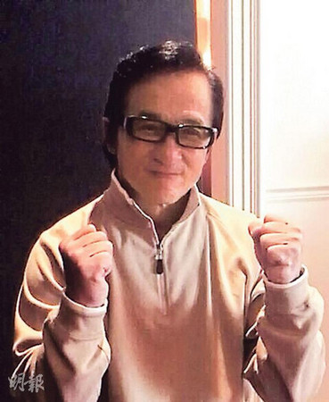 力图保持笑容的成龙，不知是否为儿子祖名的事心烦，过往浓密的头发明显发线向后移。图片来源：香港《明报》。