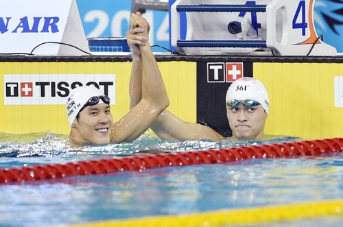 9月23日，孙杨（右）与韩国选手朴泰桓在比赛后。