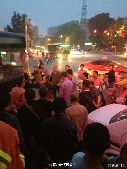 老人无人让座拦公交3 老人无人让座拦公交3