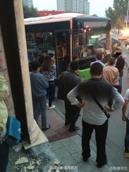 老人无人让座拦公交2 老人无人让座拦公交2